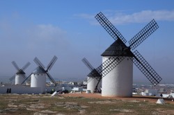 2010.4.16 スペイン 　ラ・マンチャ地方の白い風車　　